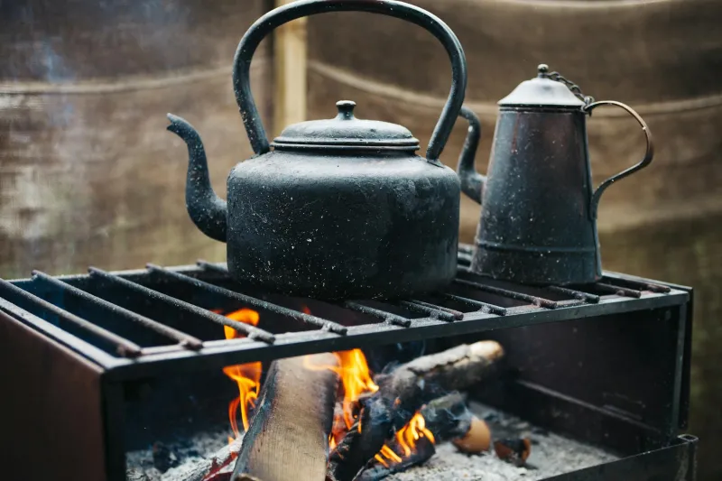 The Community Kettle Tradition That Fed Entire Towns Without Anyone Calling It Potluck